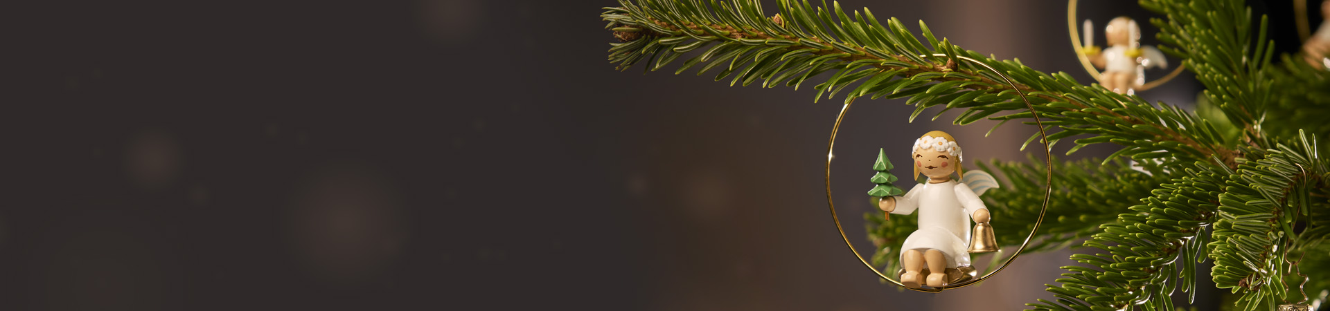 Margeritenengel im Ring mit Bäumchen und Glocke von Wendt und Kühn an Tannenzweig